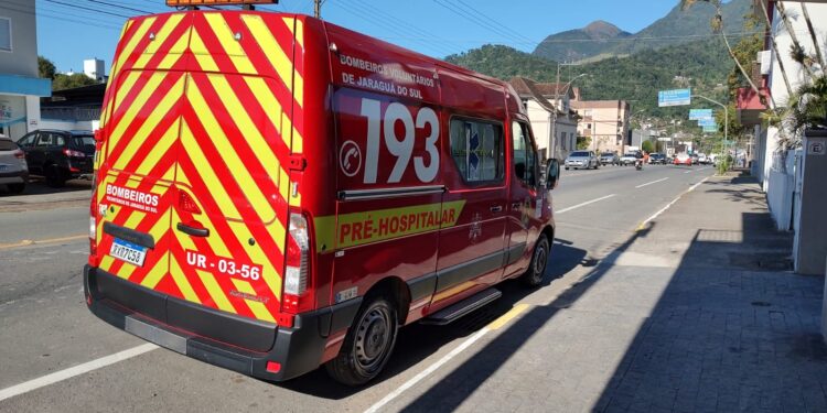 Motociclista fica ferido após colisão em Jaraguá do Sul