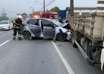 [Vídeo] Carro bate em caminhão estacionado em Jaraguá do Sul