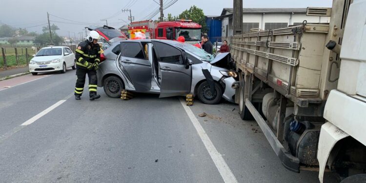[Vídeo] Carro bate em caminhão estacionado em Jaraguá do Sul