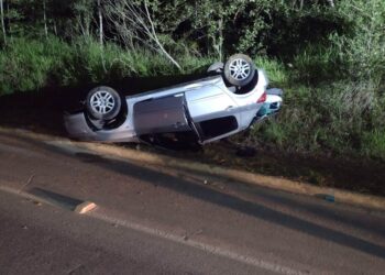 Motorista perde controle da direção e capota carro em Schroeder