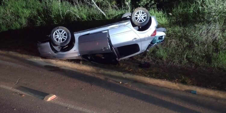 Motorista perde controle da direção e capota carro em Schroeder