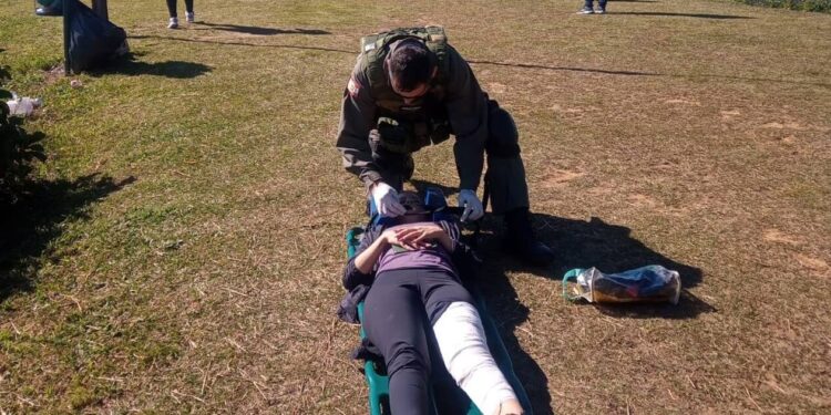Mulher ferida é resgatada pelo Helicóptero Águia em trilha de Jaraguá do Sul