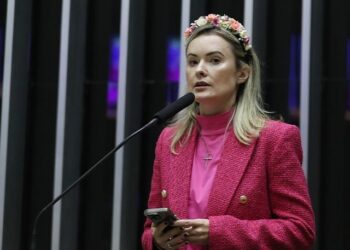 Deputada catarinense, Júlia Zanatta, assina pedido de impeachment de Lula