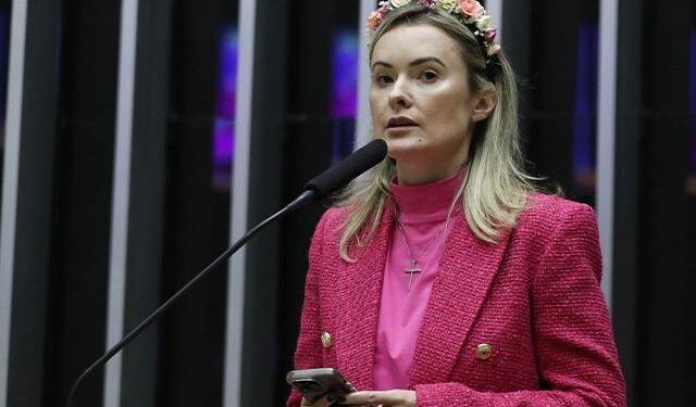 Deputada catarinense, Júlia Zanatta, assina pedido de impeachment de Lula