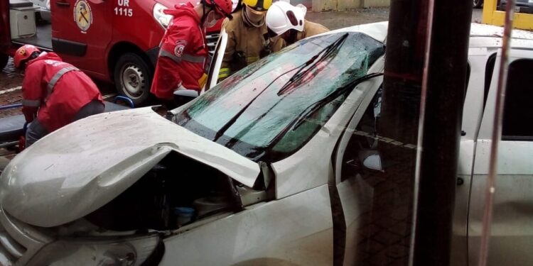 [Fotos] Motorista fica ferido após colidir carro em poste, em Corupá