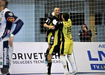 [Vídeo] Jaraguá Futsal bate Cascavel e assume o 4º lugar na Liga Nacional