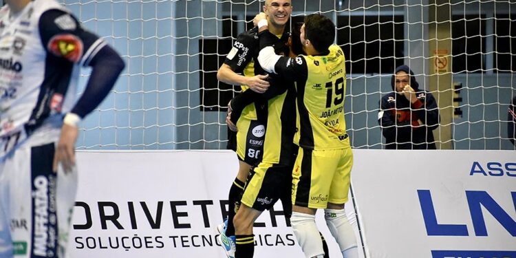 [Vídeo] Jaraguá Futsal bate Cascavel e assume o 4º lugar na Liga Nacional