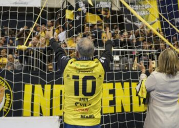 Torcida organizada do Jaraguá Futsal homenageia o prefeito Jair Franzner