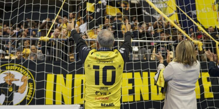 Torcida organizada do Jaraguá Futsal homenageia o prefeito Jair Franzner