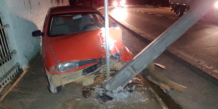 Carro colide contra poste em Schroeder