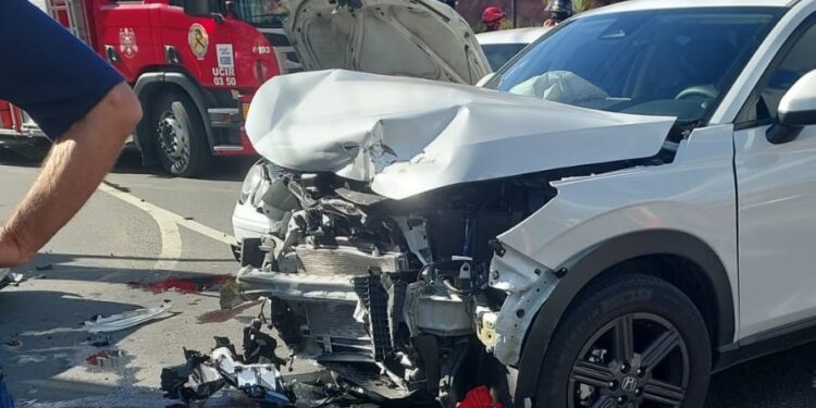 Três pessoas ficam feridas após colisão em Jaraguá do Sul