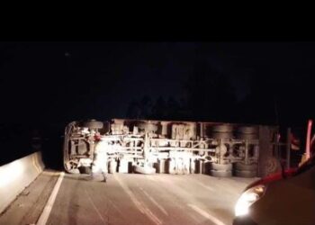 Caminhão tomba e causa filas quilométricas na BR-101