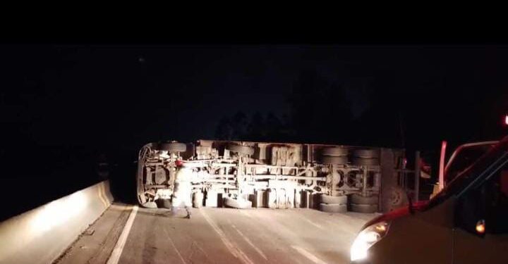 Caminhão tomba e causa filas quilométricas na BR-101