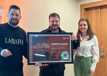 Corpo e Alma recebe Disco de Platina com o sucesso da música Perigosa e Linda