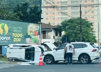 Carro capota após acidente em Jaraguá do Sul