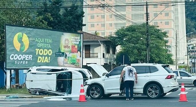 Carro capota após acidente em Jaraguá do Sul