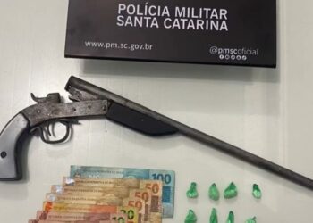 Homem é preso por tráfico de drogas e porte de arma de fogo em Jaraguá do Sul