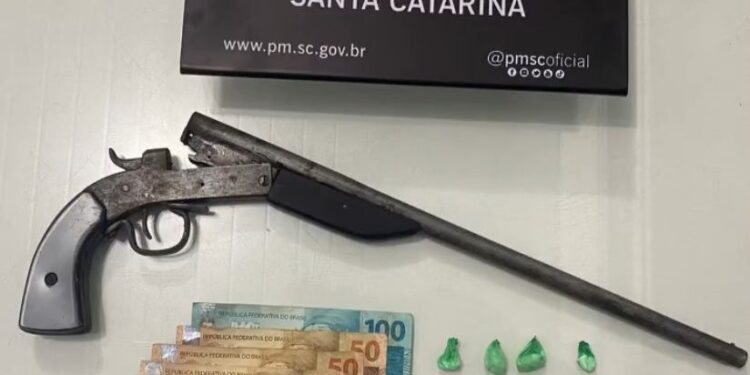 Homem é preso por tráfico de drogas e porte de arma de fogo em Jaraguá do Sul
