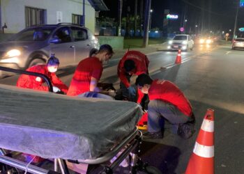 Mulher fica ferida após colisão entre duas motos, em Jaraguá do Sul