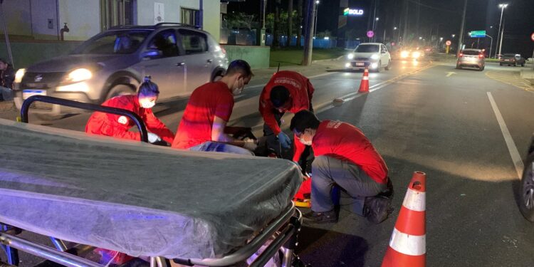 Mulher fica ferida após colisão entre duas motos, em Jaraguá do Sul