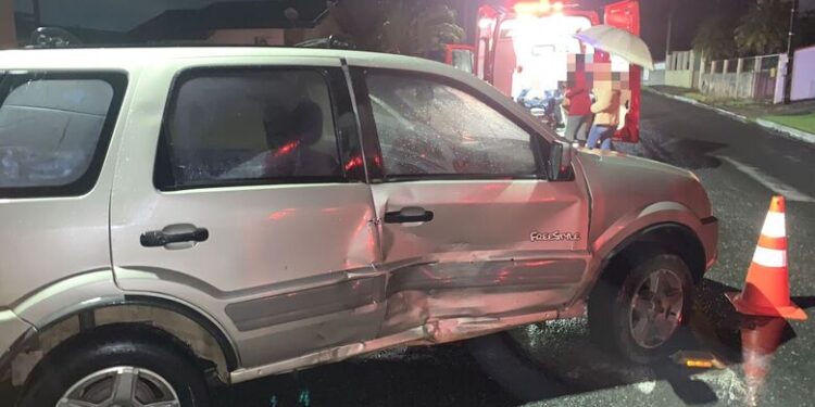 [Fotos] Acidente entre dois carros deixa motorista ferido em Schroeder