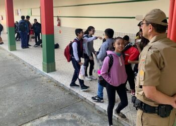 Escolas estaduais começam a receber segurança de policiais da reserva