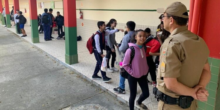 Escolas estaduais começam a receber segurança de policiais da reserva