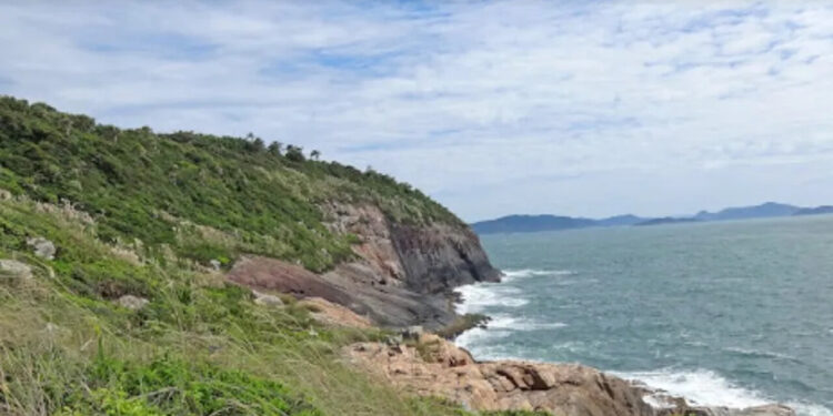 Marinha faz buscas por barco desaparecido com 12 pessoas em SC