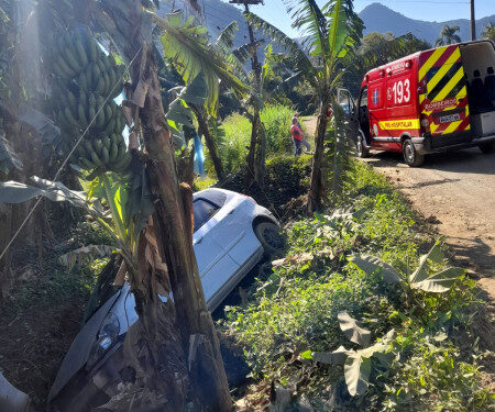 Duas pessoas ficam feridas após acidente em Schroeder