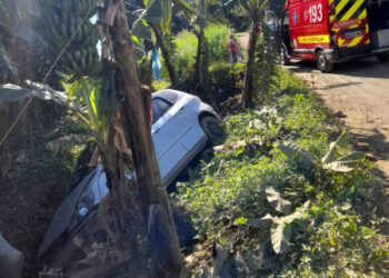 Duas pessoas ficam feridas após acidente em Schroeder