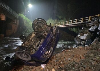 [Fotos] Três pessoas são resgatadas após carro cair em rio entre Schroeder e Jaraguá