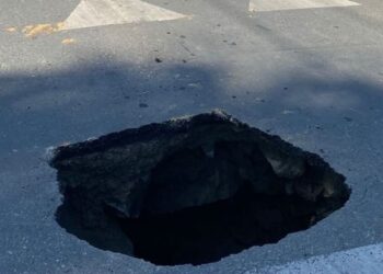 Rua de Guaramirim é interditada devido a um buraco na pista