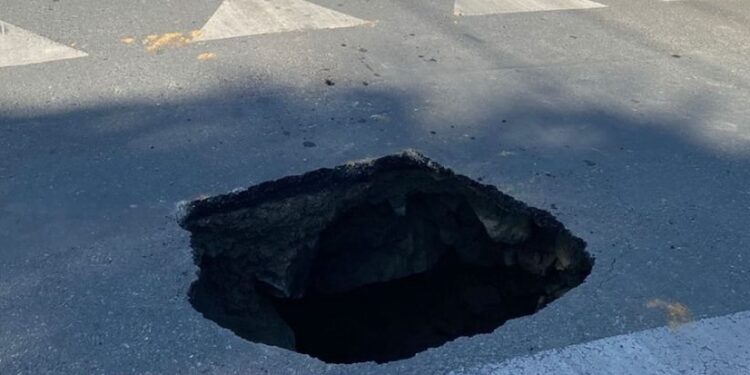 Rua de Guaramirim é interditada devido a um buraco na pista