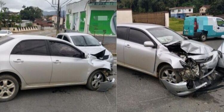 Falta de atenção resulta em acidente entre carros em Jaraguá do Sul