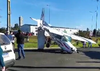 [Vídeo] Avião cai em avenida do Paraná, na divisa com Santa Catarina
