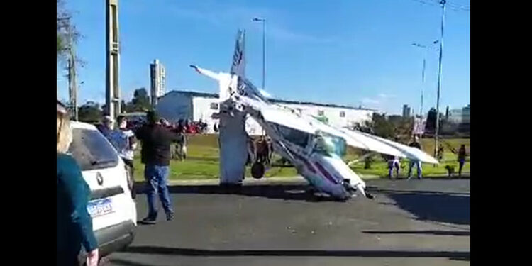 [Vídeo] Avião cai em avenida do Paraná, na divisa com Santa Catarina