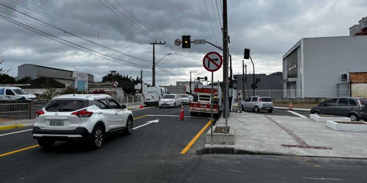 Binário da Vila Lenzi, em Jaraguá: Fique atento nas conversões à esquerda
