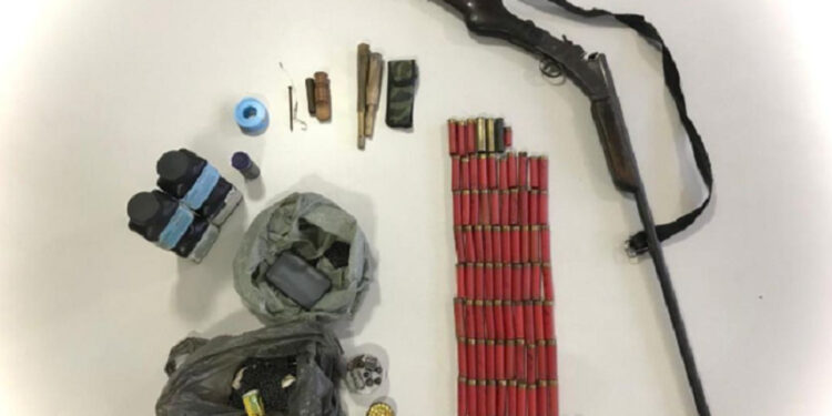 PM encontra crianças abandonadas em casa com espingarda, em Corupá