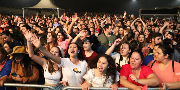 Cerca de 30 mil pessoas acompanham show com Michel Teló e Gustavo Bardim em Jaraguá