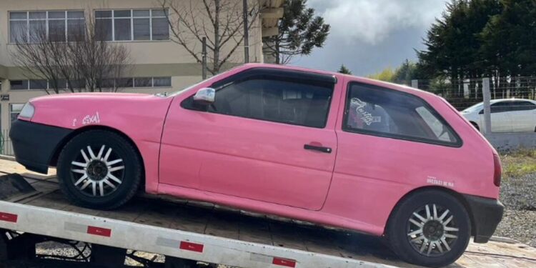 Carro da “Barbie” é apreendido com 10 irregularidades em SC