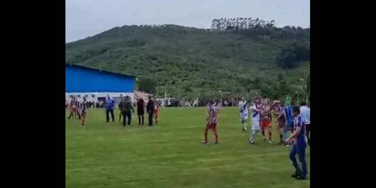 [Vídeo] Jogadores, comissão técnica e torcedores brigam em jogo do Varzeano de Luiz Alves