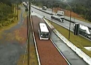 [Vídeo] Ônibus com 29 pessoas tem problema nos freios e usa área de escape na BR-376