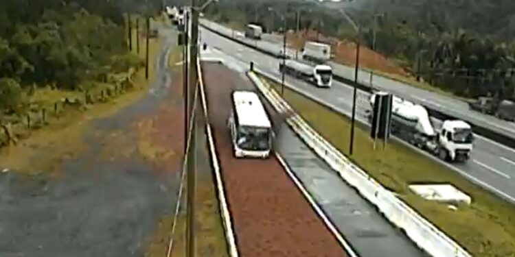 [Vídeo] Ônibus com 29 pessoas tem problema nos freios e usa área de escape na BR-376