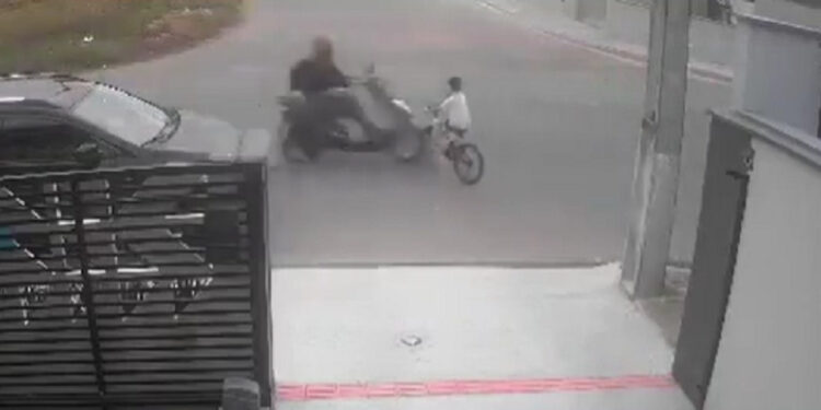 [Vídeo] Criança é atingida por moto em Guaramirim