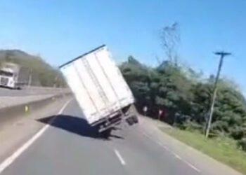 [Vídeo] Ventos de ciclone tombam caminhão na BR-101 em SC