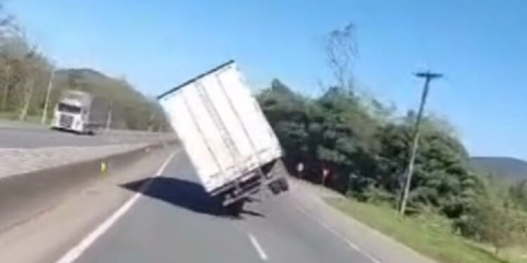 [Vídeo] Ventos de ciclone tombam caminhão na BR-101 em SC