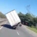 [Vídeo] Ventos de ciclone tombam caminhão na BR-101 em SC