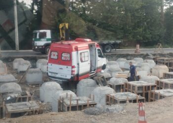 Ambulância perde o freio e para em elevado em obras de Joinville