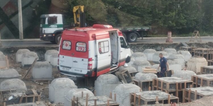 Ambulância perde o freio e para em elevado em obras de Joinville