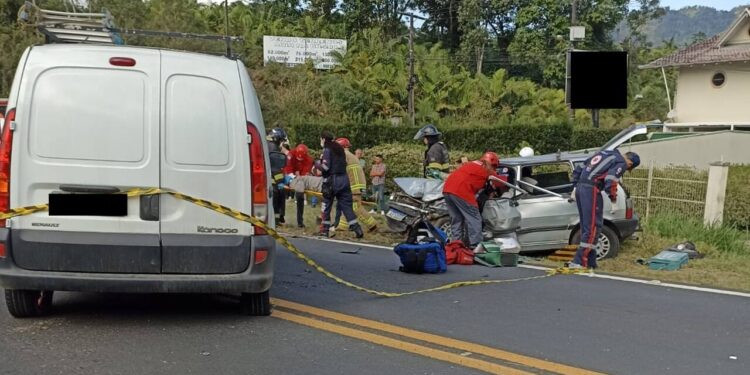 Dois carros se envolvem em acidente na BR-280, em Jaraguá do Sul